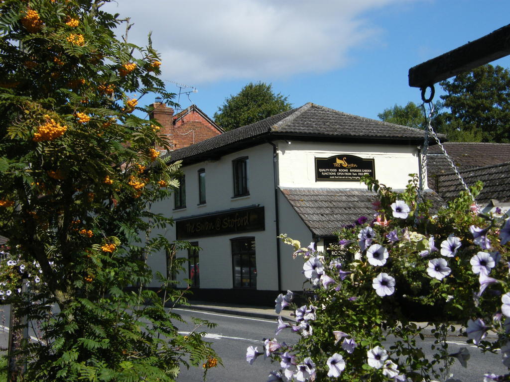 ホテル The Swan At Stoford Stapleford  エクステリア 写真
