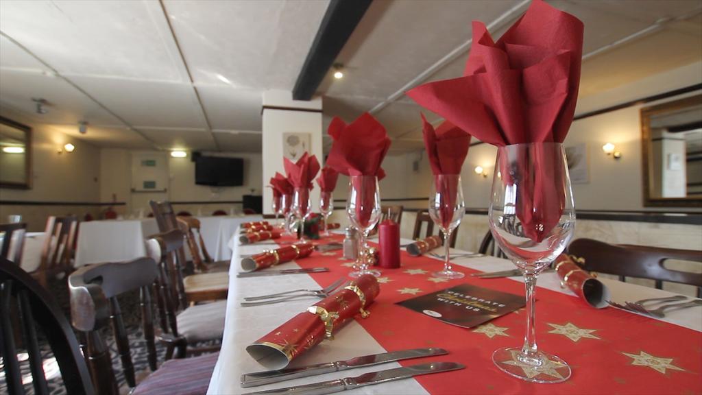 ホテル The Swan At Stoford Stapleford  エクステリア 写真