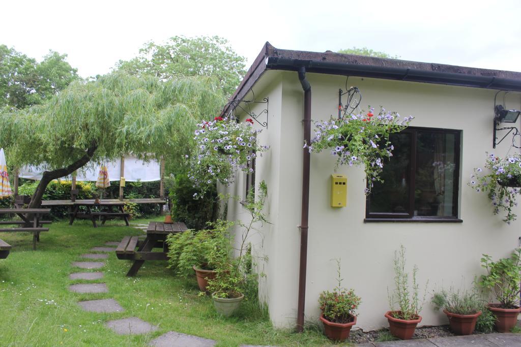 ホテル The Swan At Stoford Stapleford  エクステリア 写真