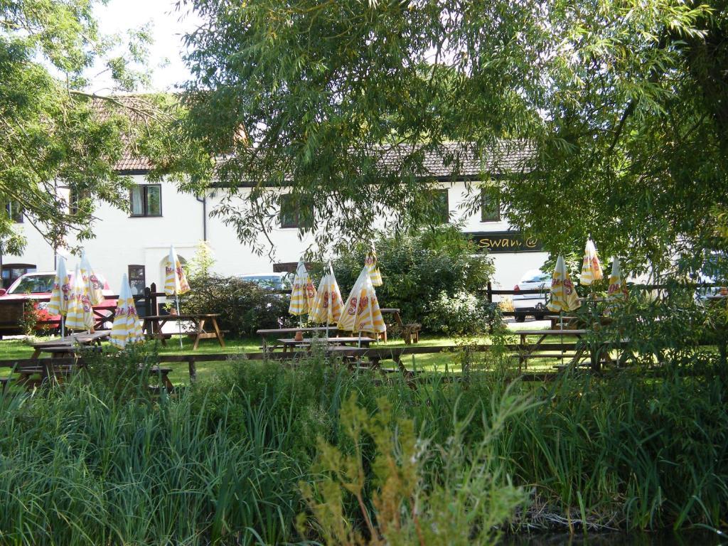 ホテル The Swan At Stoford Stapleford  エクステリア 写真