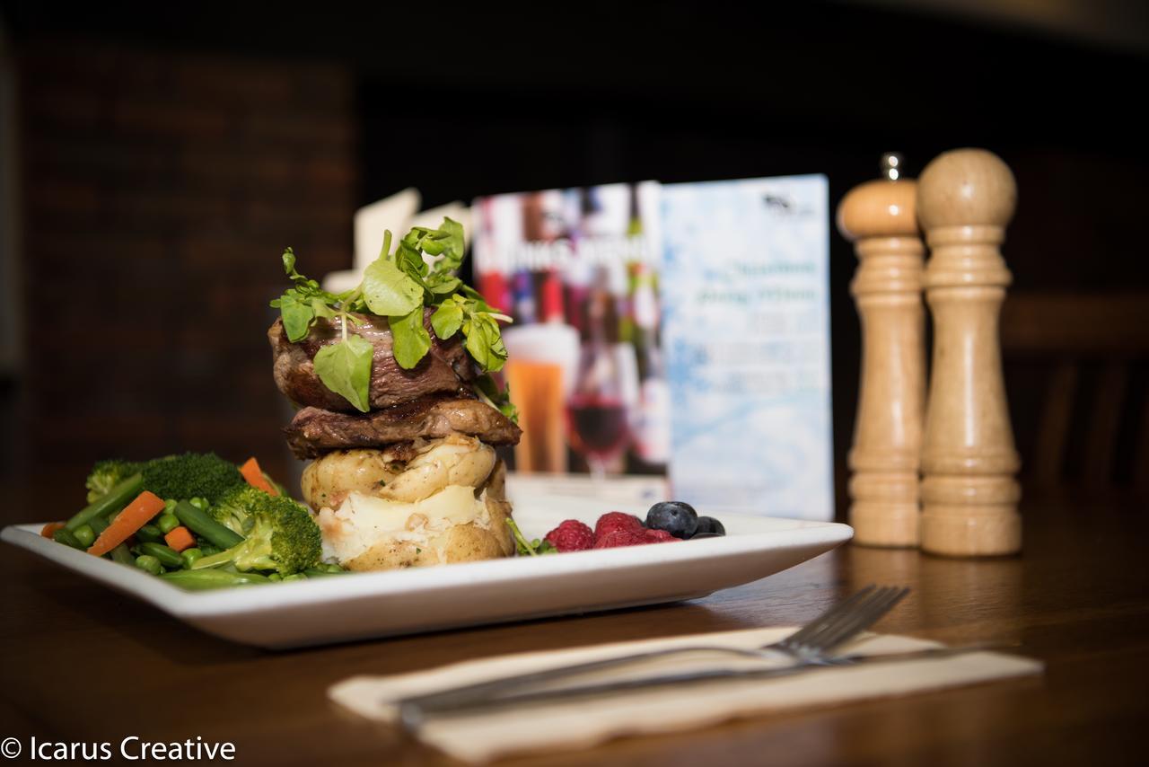 ホテル The Swan At Stoford Stapleford  エクステリア 写真