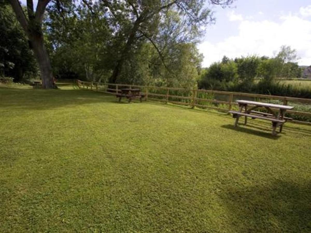 ホテル The Swan At Stoford Stapleford  エクステリア 写真