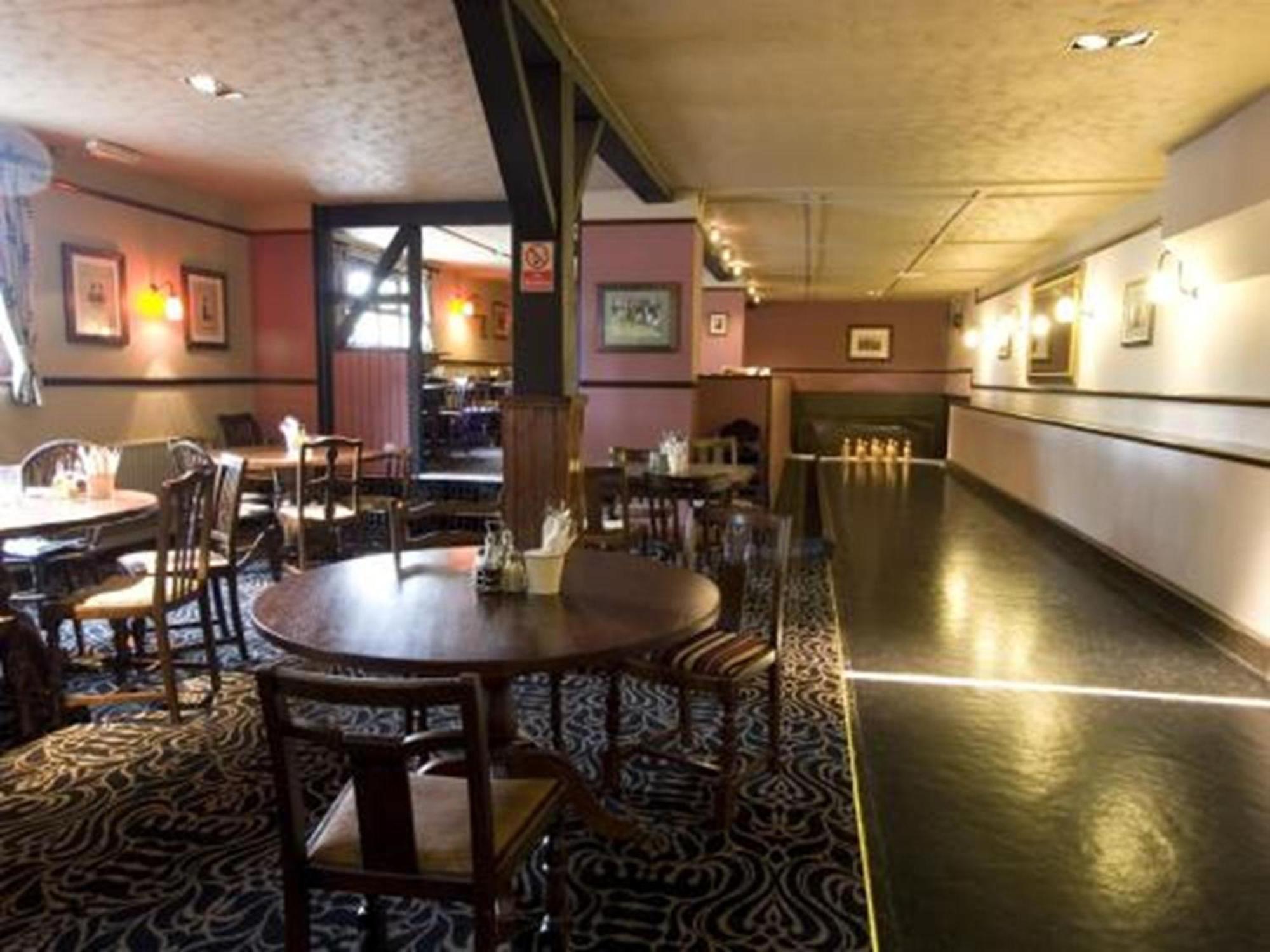 ホテル The Swan At Stoford Stapleford  エクステリア 写真